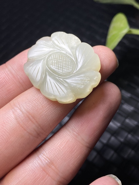 古玩玉器（國(guó)慶放漏）清代和田玉雕“花卉扣”拍賣(mài)，當(dāng)前價(jià)格2888元