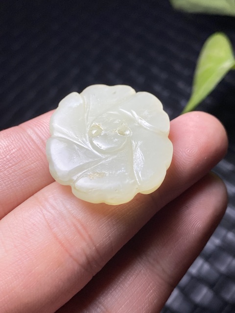 古玩玉器（國(guó)慶放漏）清代和田玉雕“花卉扣”拍賣(mài)，當(dāng)前價(jià)格2888元