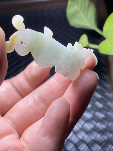 古玩玉器(國慶放漏)創匯期翡翠雕“魚形”掛件拍賣,當前價格1500元