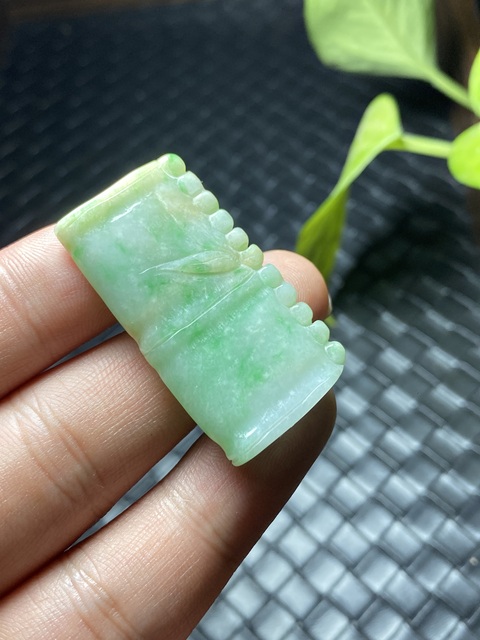 古玩玉器創(chuàng)匯期翡翠雕“節(jié)節(jié)高升”掛件拍賣(mài)，當(dāng)前價(jià)格2800元