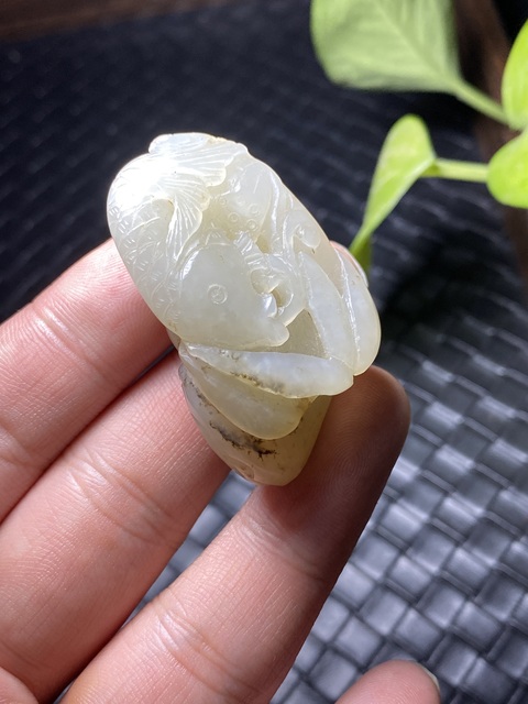 古玩玉器老料新改和田玉雕“連年有余”掛件拍賣，當前價格1600元