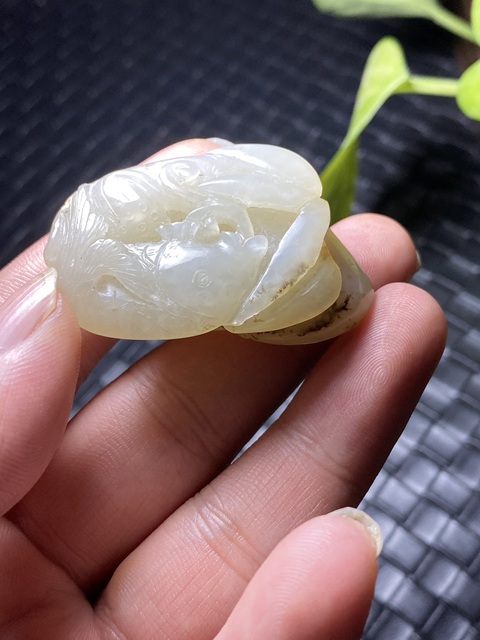 古玩玉器老料新改和田玉雕“連年有余”掛件拍賣，當前價格1600元