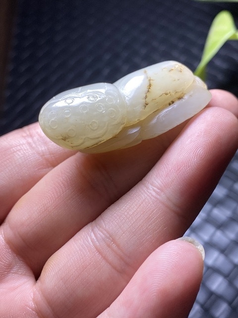 古玩玉器老料新改和田玉雕“連年有余”掛件拍賣，當前價格1600元
