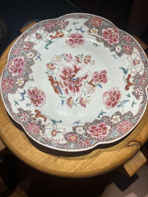 古玩陶瓷粉彩花卉紋花口盤真品鑒賞圖