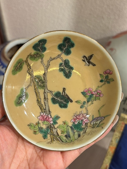 古玩陶瓷米黃釉粉彩花鳥紋盤真品鑒賞圖