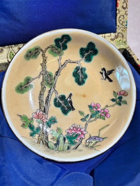 古玩陶瓷米黃釉粉彩花鳥紋盤真品鑒賞圖