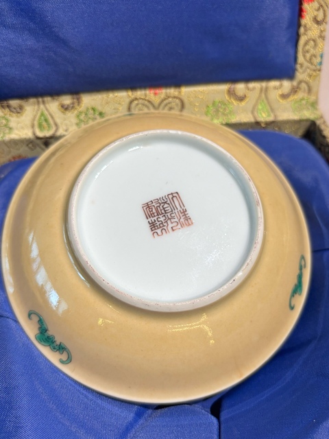 古玩陶瓷米黃釉粉彩花鳥紋盤真品鑒賞圖