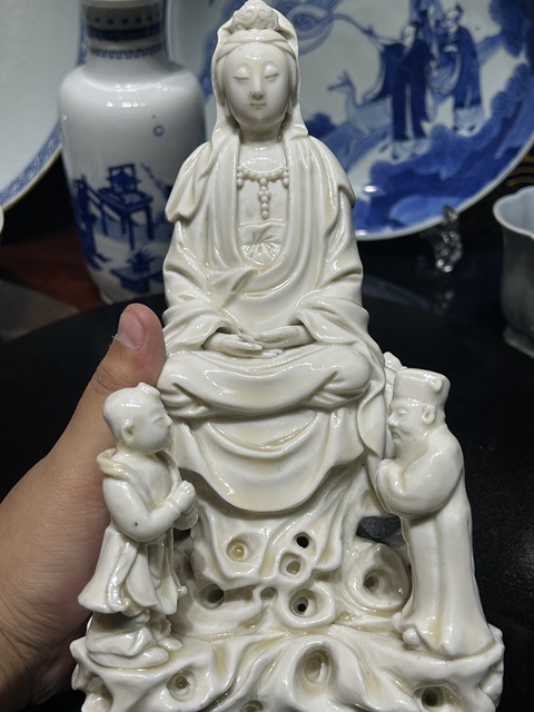 古玩陶瓷德化白瓷觀音菩薩造像真品鑒賞圖