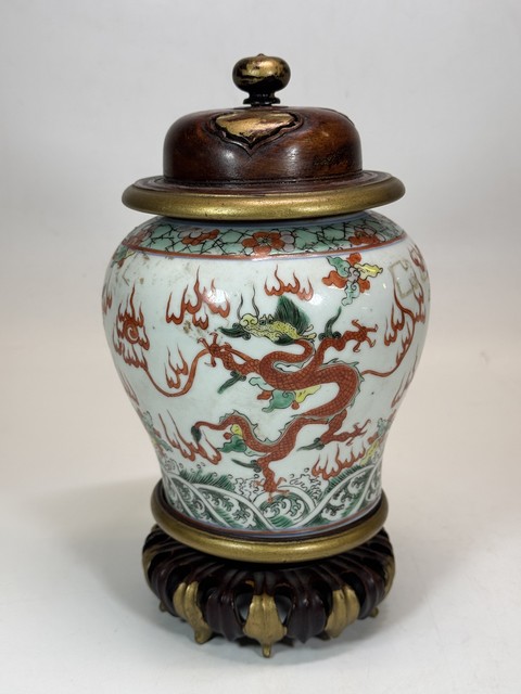 古玩陶瓷五彩云龍紋蓋罐真品鑒賞圖