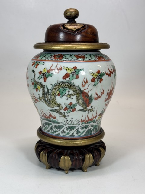 古玩陶瓷五彩云龍紋蓋罐真品鑒賞圖