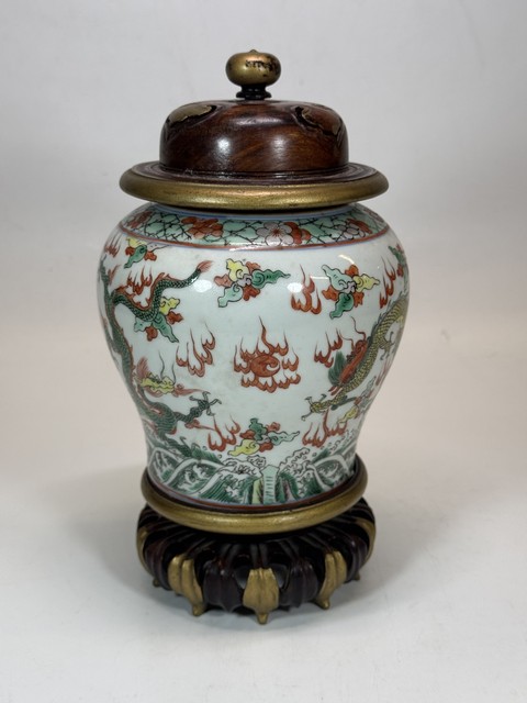 古玩陶瓷五彩云龍紋蓋罐真品鑒賞圖