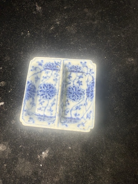 古玩陶瓷花卉紋四方倭角青花格盤真品鑒賞圖