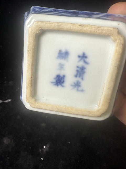 古玩陶瓷花卉紋四方倭角青花格盤真品鑒賞圖