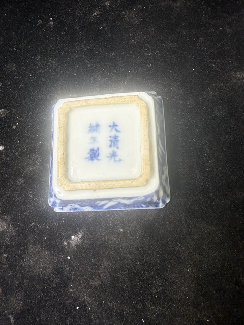 古玩陶瓷花卉紋四方倭角青花格盤真品鑒賞圖