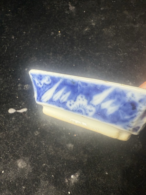 古玩陶瓷花卉紋四方倭角青花格盤真品鑒賞圖