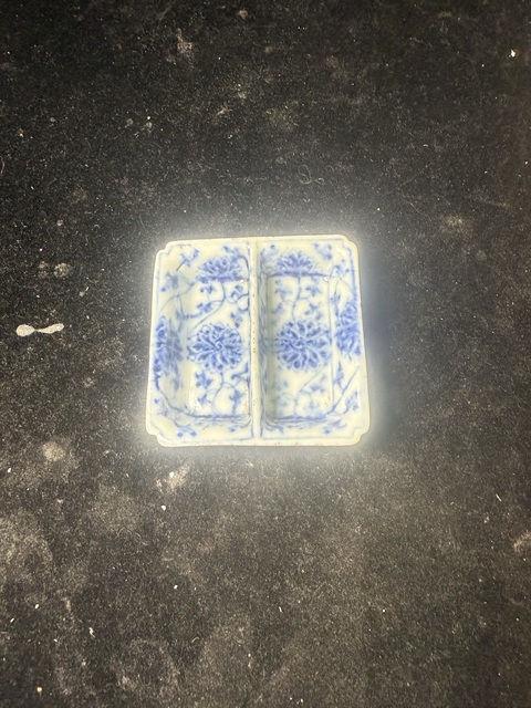 古玩陶瓷花卉紋四方倭角青花格盤真品鑒賞圖