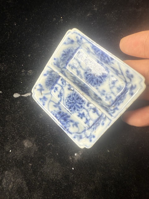 古玩陶瓷花卉紋四方倭角青花格盤真品鑒賞圖