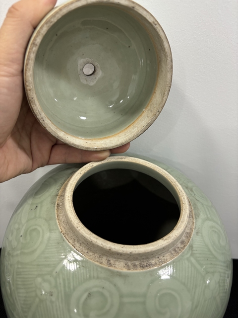 古玩陶瓷豆青釉暗刻龍穿花卉紋蓋罐真品鑒賞圖