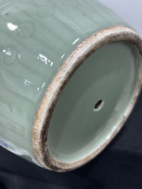 古玩陶瓷豆青釉暗刻龍穿花卉紋蓋罐真品鑒賞圖