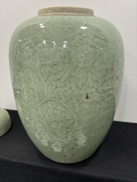 古玩陶瓷豆青釉暗刻龍穿花卉紋蓋罐真品鑒賞圖