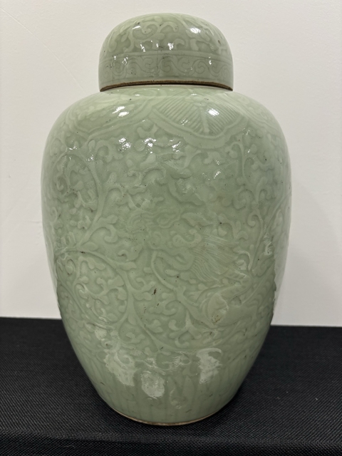 古玩陶瓷豆青釉暗刻龍穿花卉紋蓋罐真品鑒賞圖
