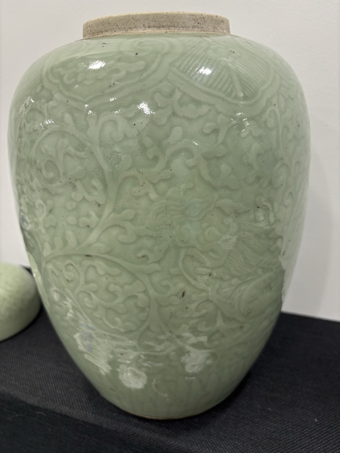 古玩陶瓷豆青釉暗刻龍穿花卉紋蓋罐真品鑒賞圖