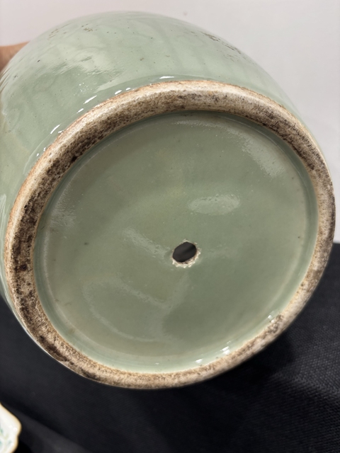古玩陶瓷豆青釉暗刻龍穿花卉紋蓋罐真品鑒賞圖