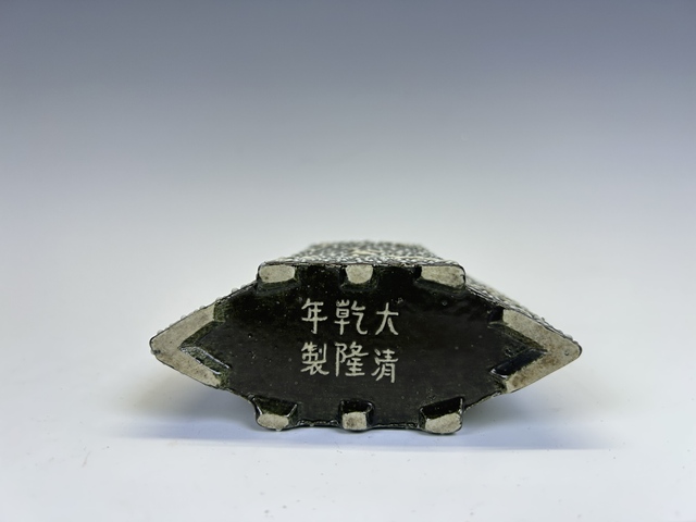 古玩陶瓷民國·瓷胎堆白花卉筆筒拍賣,當前價格1234元