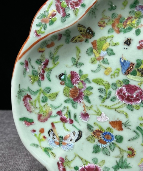 古玩陶瓷豆青釉花鳥蝶紋廣彩盤真品鑒賞圖