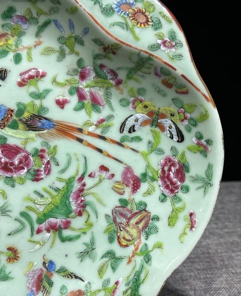 古玩陶瓷豆青釉花鳥蝶紋廣彩盤真品鑒賞圖