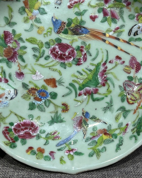 古玩陶瓷豆青釉花鳥蝶紋廣彩盤真品鑒賞圖
