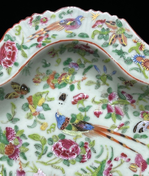 古玩陶瓷豆青釉花鳥蝶紋廣彩盤真品鑒賞圖