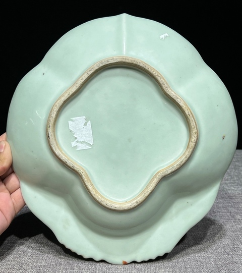 古玩陶瓷豆青釉花鳥蝶紋廣彩盤真品鑒賞圖