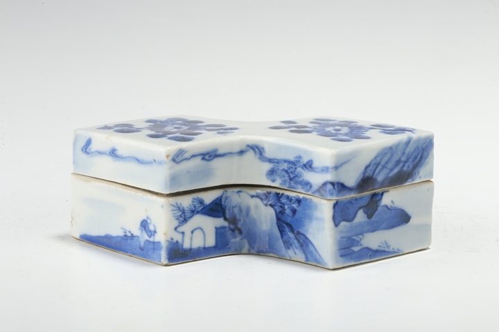 古玩陶瓷清晚·青花山水花卉方勝式蓋盒真品鑒賞圖