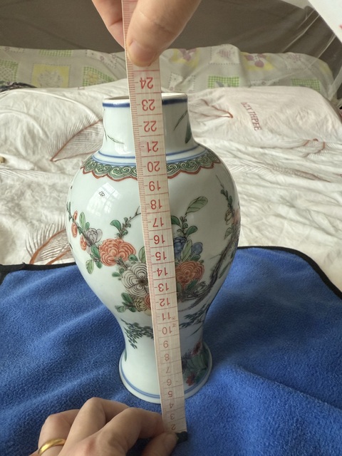 古玩陶瓷花蝶紋五彩瓶真品鑒賞圖