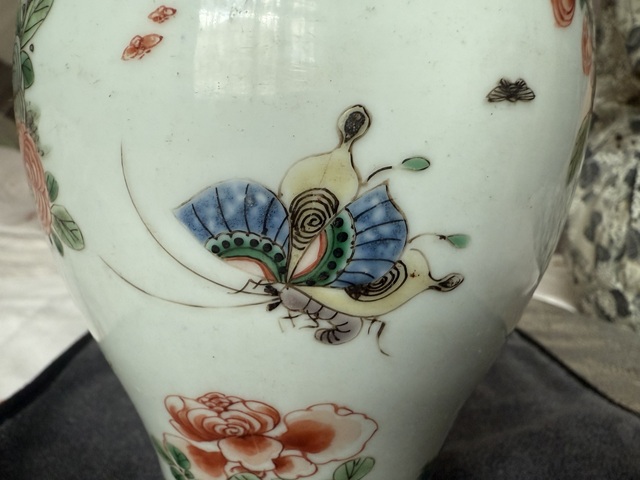 古玩陶瓷花蝶紋五彩瓶真品鑒賞圖