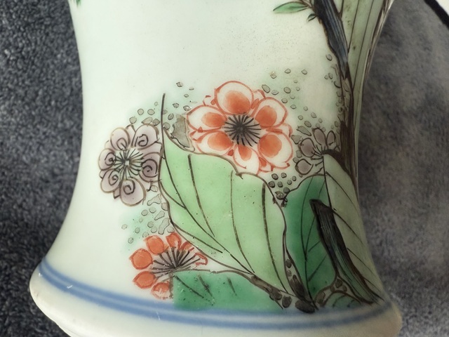 古玩陶瓷花蝶紋五彩瓶真品鑒賞圖