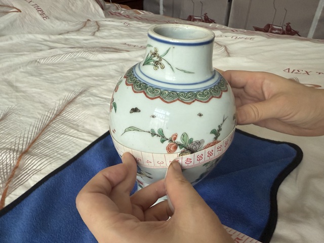 古玩陶瓷花蝶紋五彩瓶真品鑒賞圖