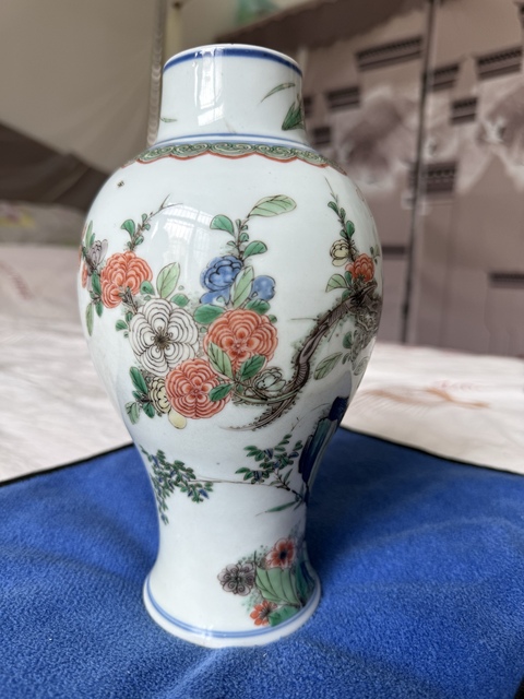 古玩陶瓷花蝶紋五彩瓶真品鑒賞圖