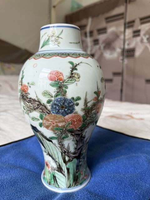 古玩陶瓷花蝶紋五彩瓶真品鑒賞圖