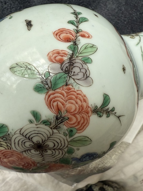 古玩陶瓷花蝶紋五彩瓶真品鑒賞圖