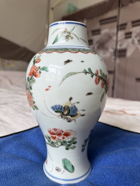 古玩陶瓷花蝶紋五彩瓶真品鑒賞圖