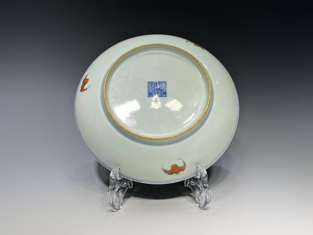 古玩陶瓷清乾隆·斗彩蓮托八寶紋盤拍賣，當前價格8180元