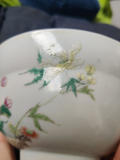 古玩陶瓷花卉紋粉彩碗真品鑒賞圖