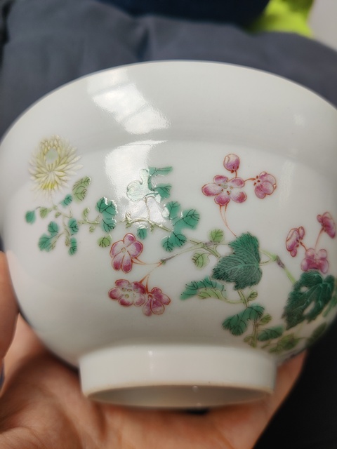 古玩陶瓷花卉紋粉彩碗真品鑒賞圖