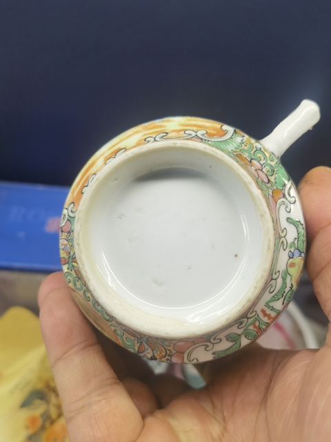 古玩陶瓷廣彩執杯真品鑒賞圖