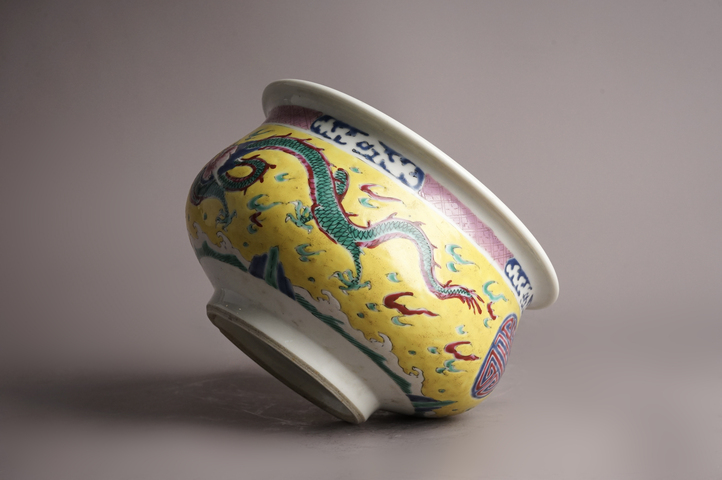 古玩陶瓷清雍正·黃地粉彩云龍團壽紋香爐拍賣,當前價格11363元