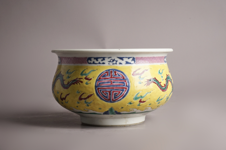 古玩陶瓷清雍正·黃地粉彩云龍團壽紋香爐拍賣,當前價格11363元