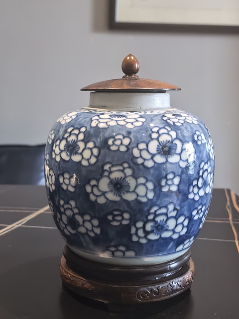 古玩陶瓷康熙·青花留白冰梅紋罐拍賣,當前價格7999元