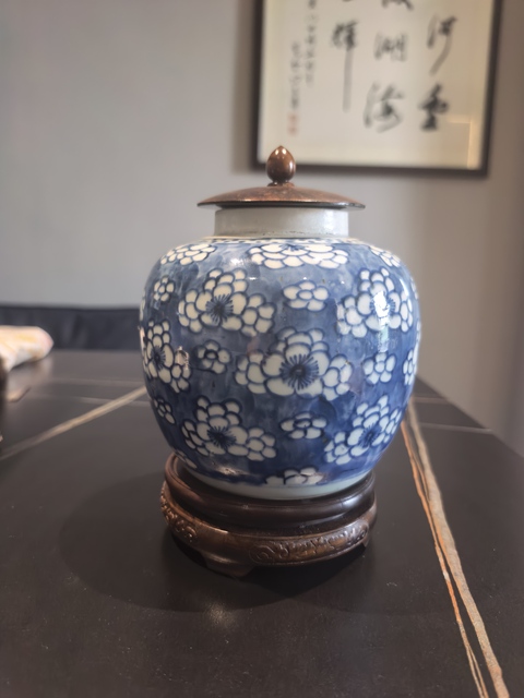 古玩陶瓷康熙·青花留白冰梅紋罐拍賣,當前價格7999元